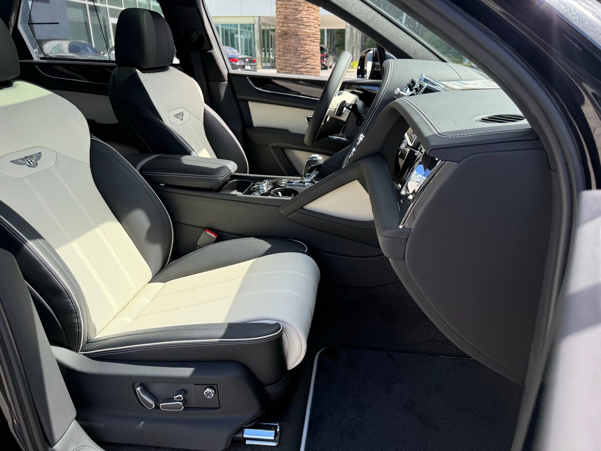 New 2025 Bentley Bentayga image 31