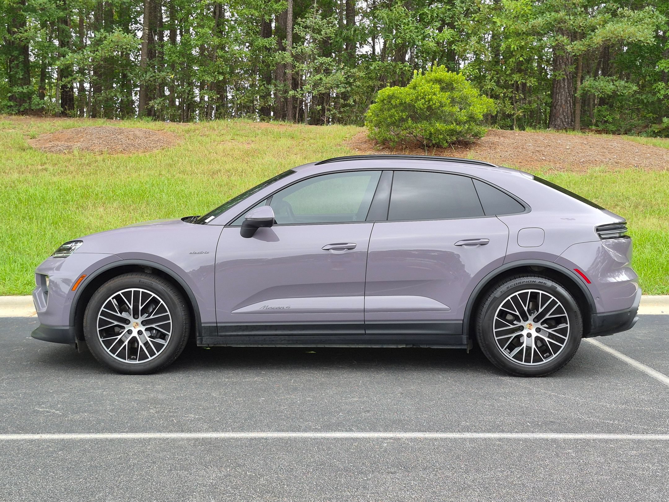 Certified 2025 Porsche Macan 4 Electric AWD/4WD image 2