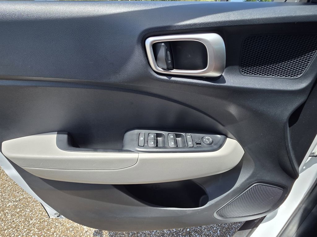 Used 2025 Hyundai Venue SEL FWD image 23