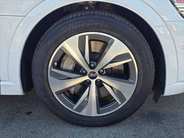 Used 2024 Audi Q8 e-tron Premium Plus image 9