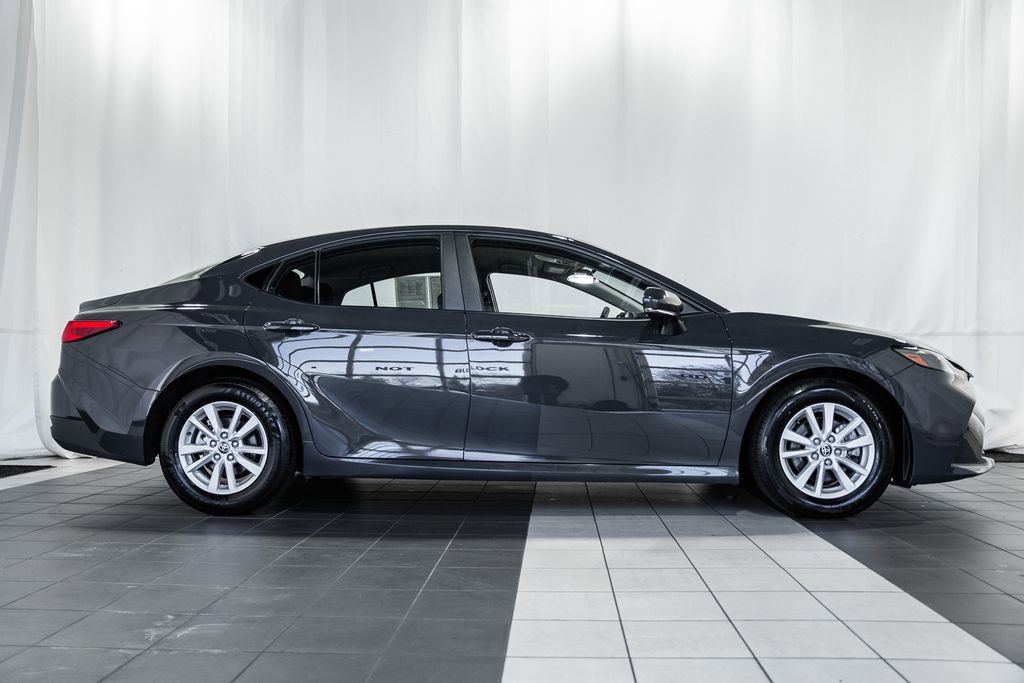 Used 2025 Toyota Camry LE image 3