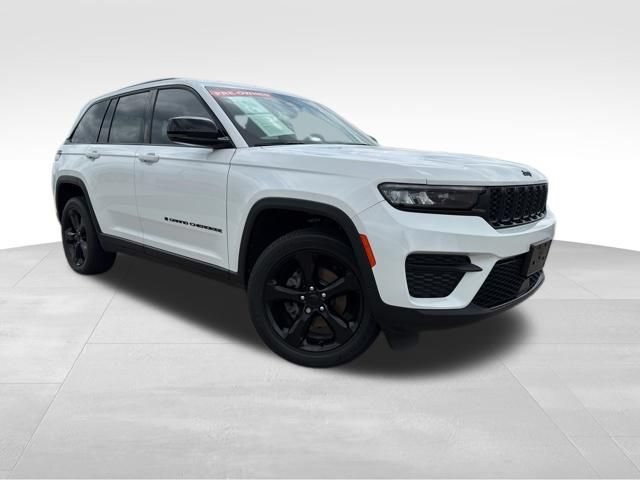 Used 2023 Jeep Grand Cherokee Altitude AWD/4WD image 2