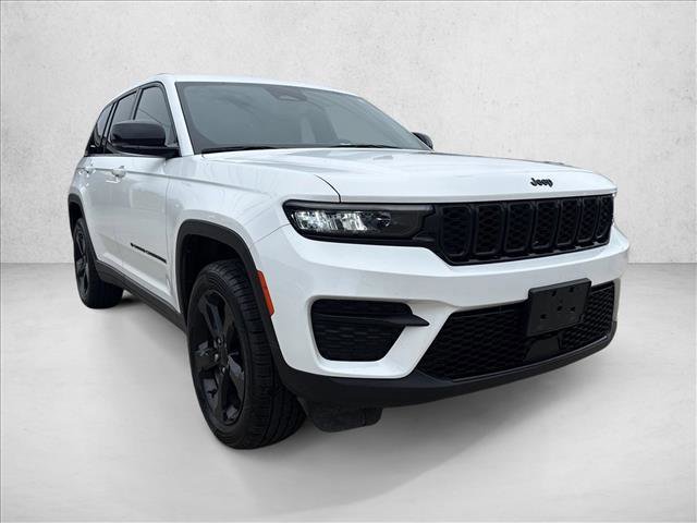 Used 2023 Jeep Grand Cherokee Altitude image 3