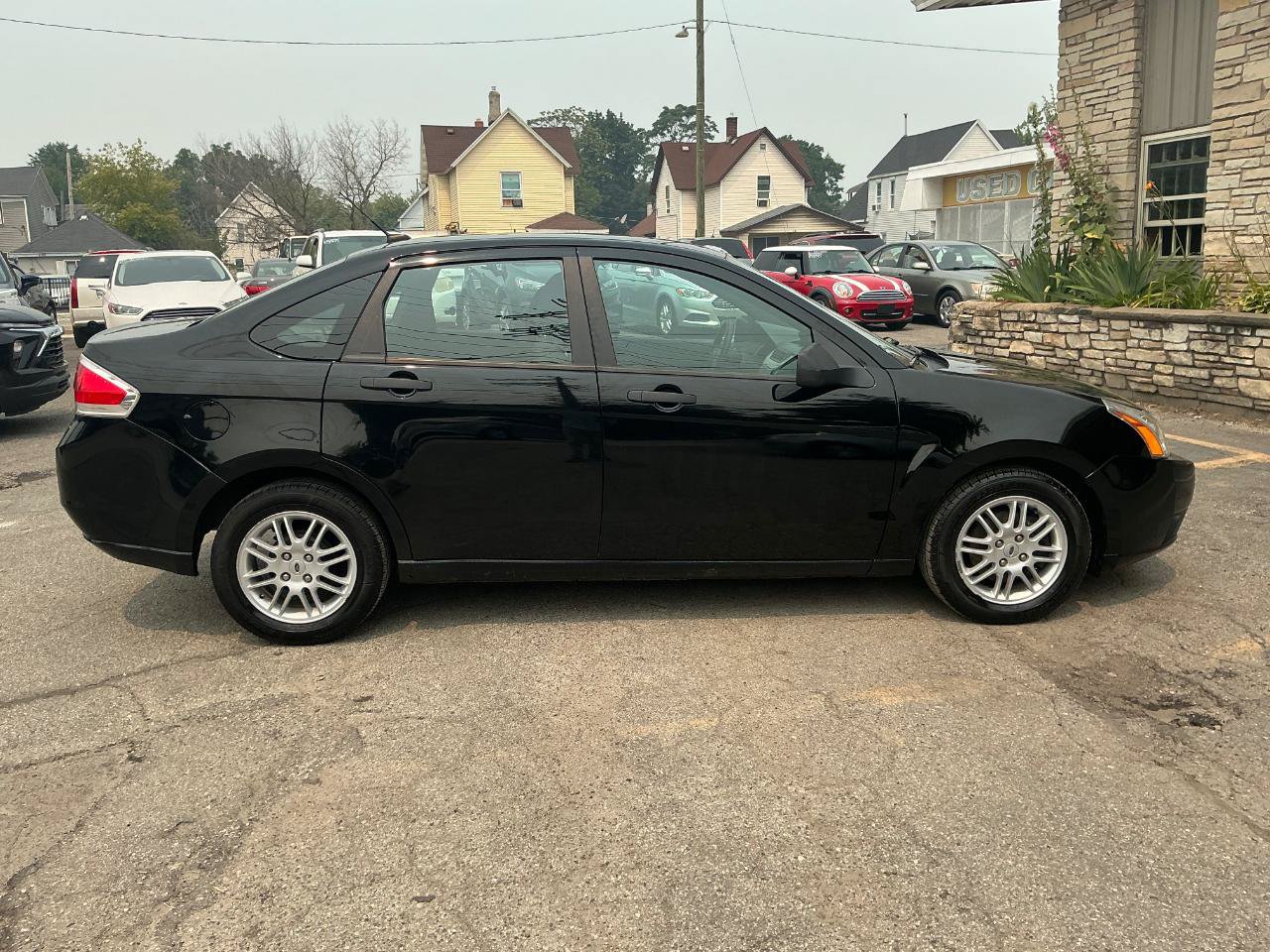 Used 2010 Ford Focus SE FWD image 2