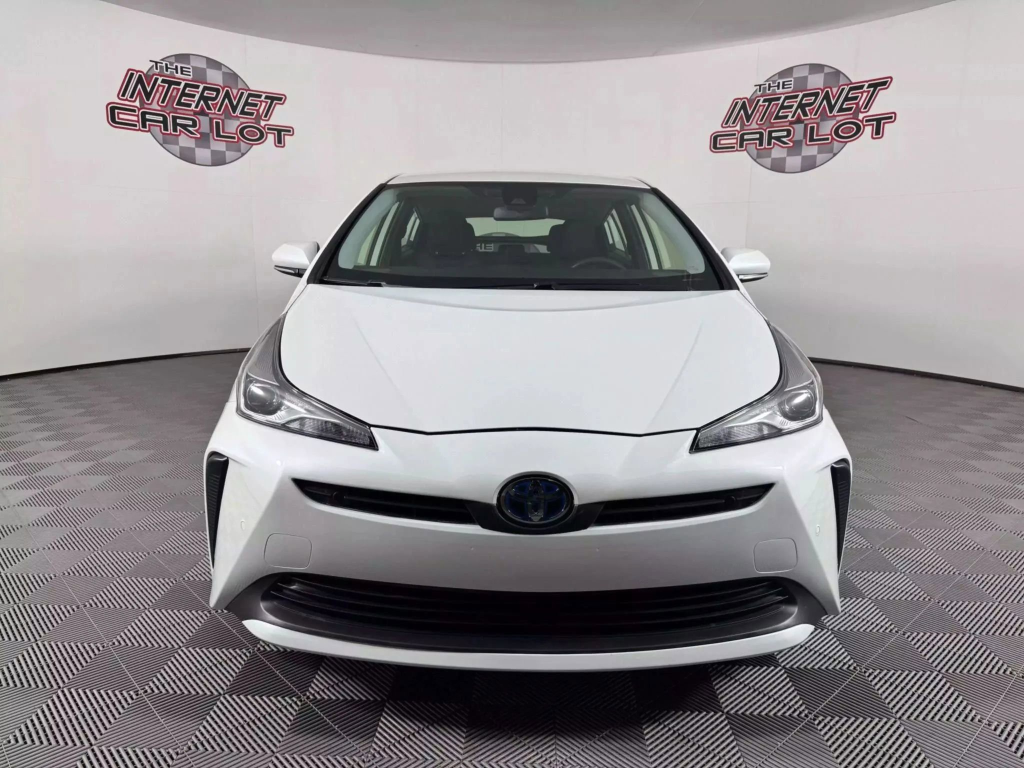 Used 2022 Toyota Prius LE FWD image 2