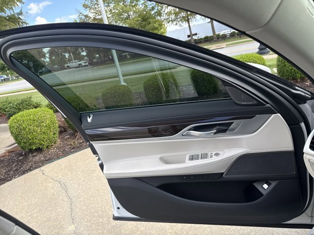 Used 2021 BMW 750i xDrive image 20