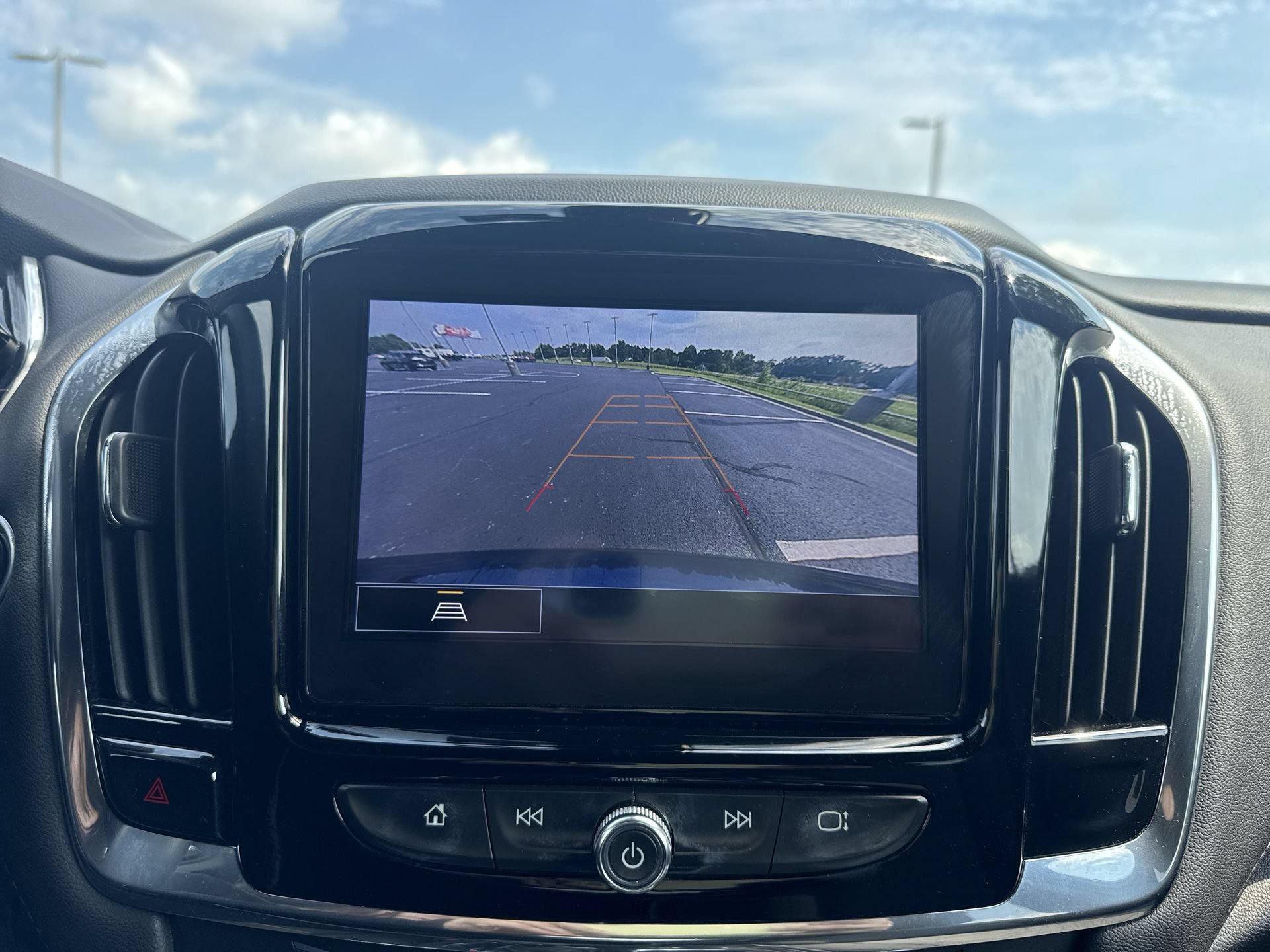 Used 2023 Chevrolet Traverse LT FWD image 17