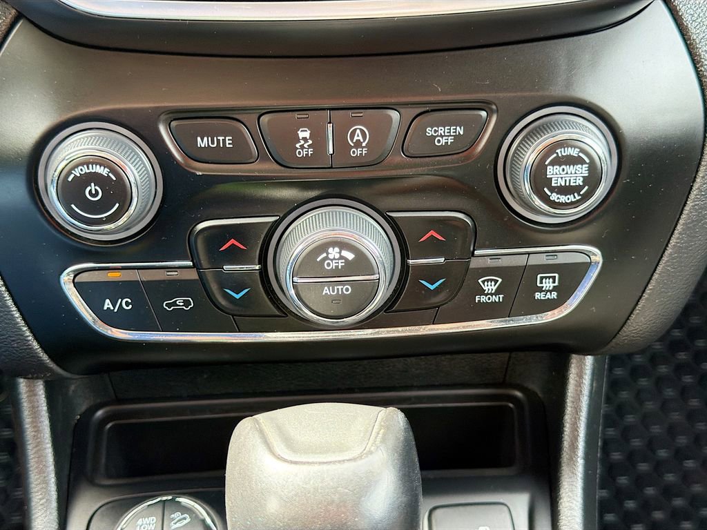 Used 2022 Jeep Cherokee Trailhawk w/ Trailhawk Elite Value Package AWD/4WD image 17