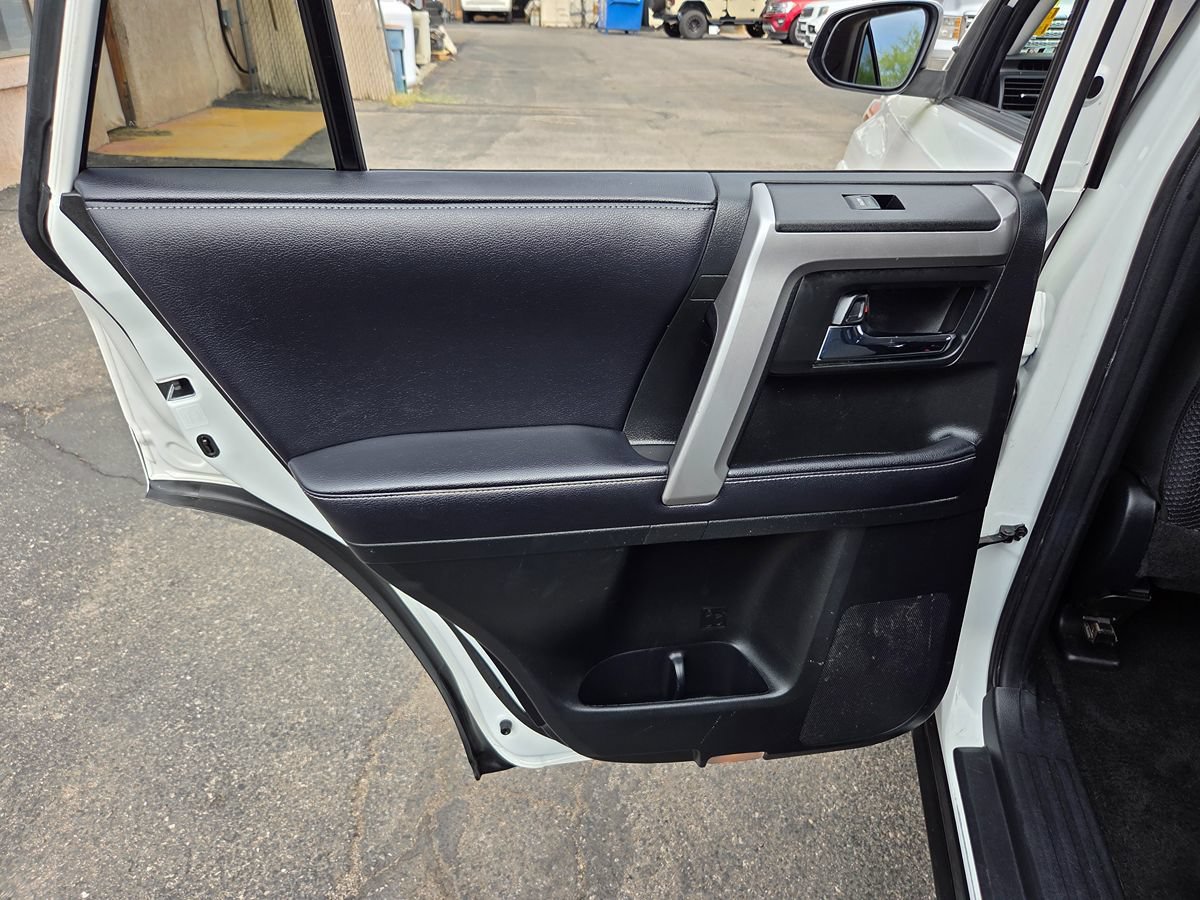 Used 2018 Toyota 4Runner SR5 AWD/4WD image 37