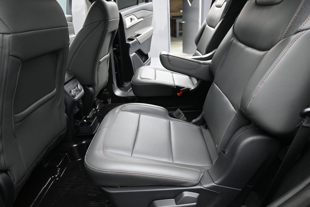Used 2025 Ford Explorer Active w/ Active Comfort Package RWD image 27