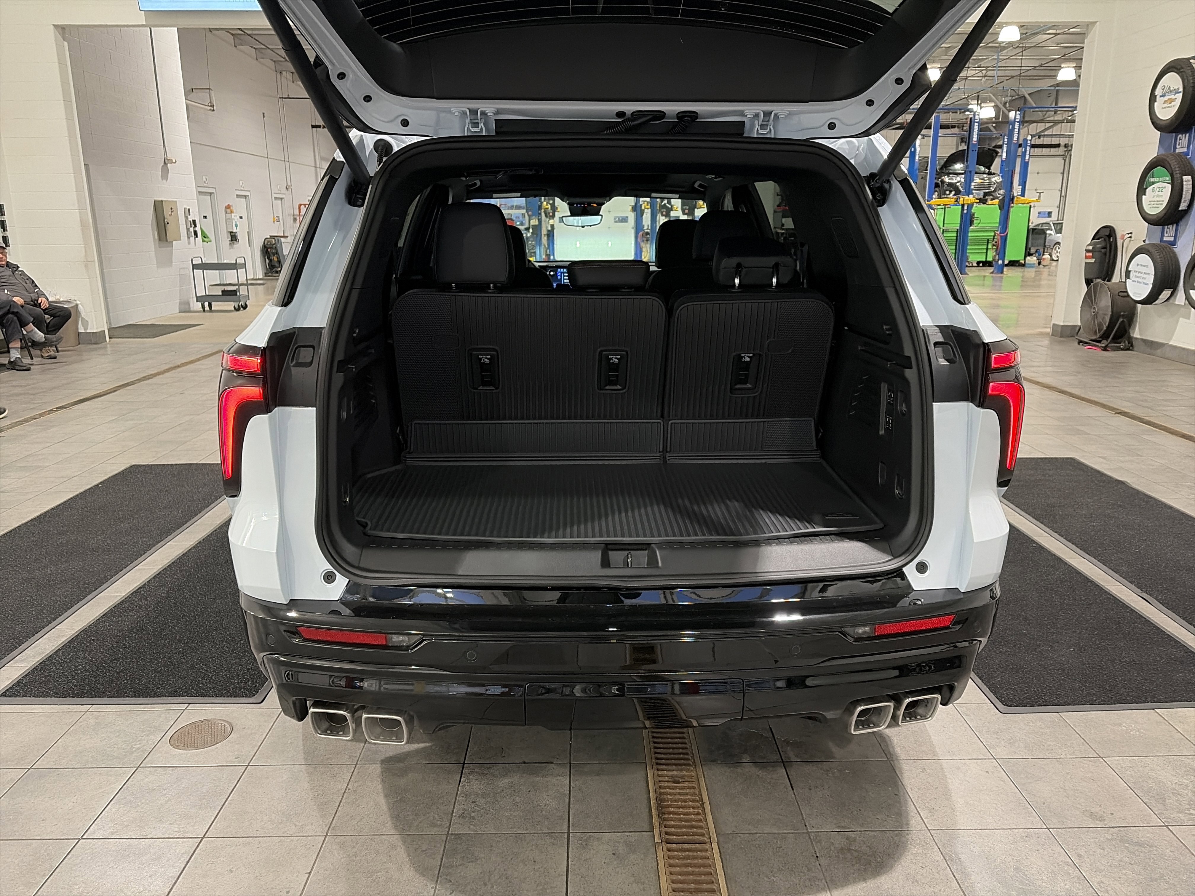 New 2026 Chevrolet Traverse RS w/ LPO, Floor Liner Package image 5