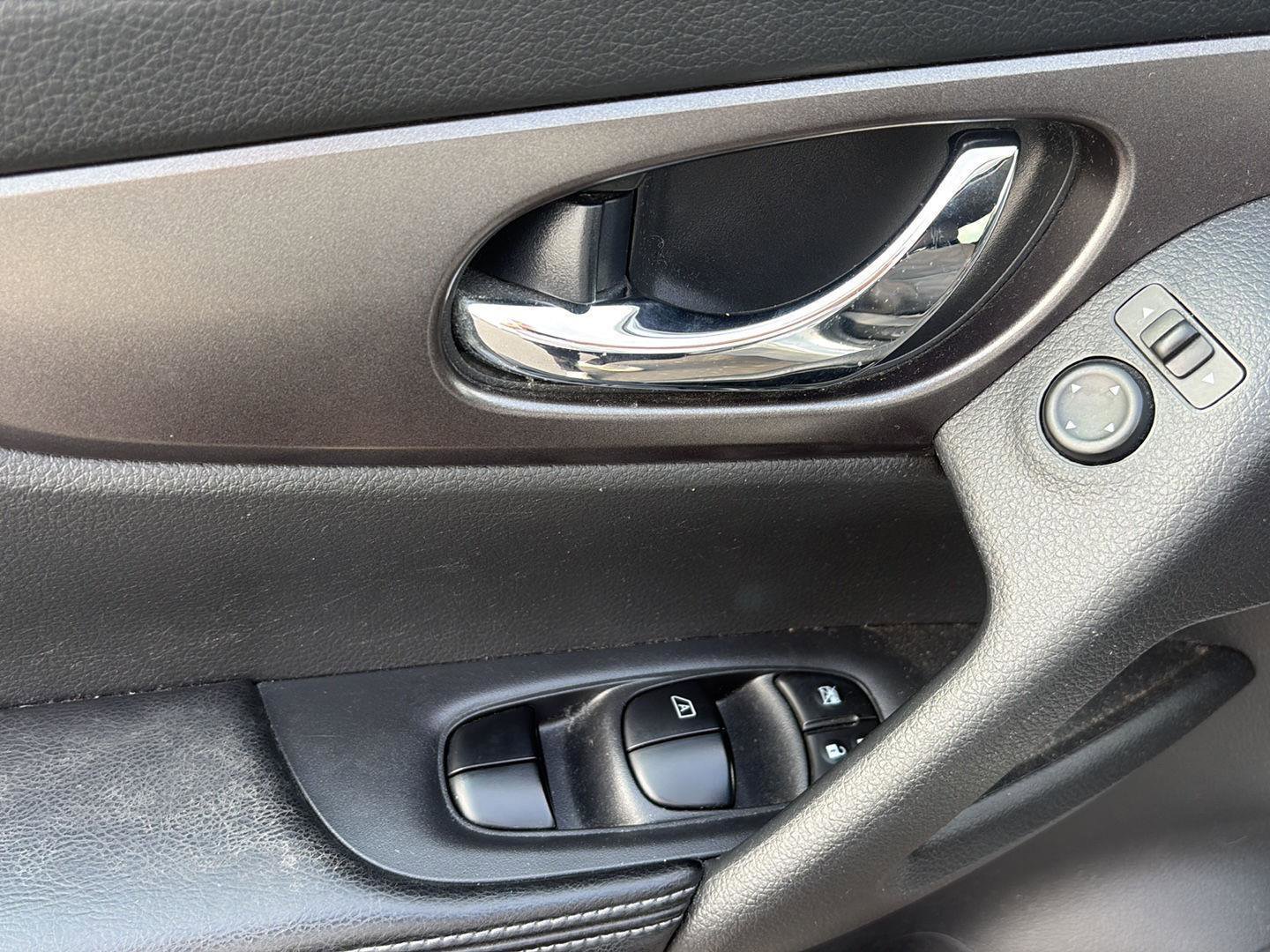 Used 2015 Nissan Rogue SV image 17