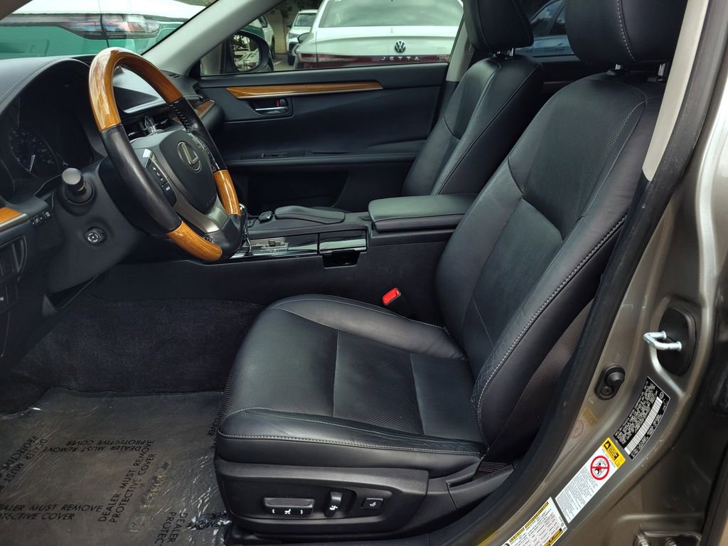 Used 2015 Lexus ES 300h w/ Navigation System Package image 18