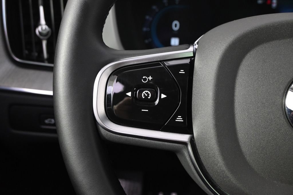 Used 2025 Volvo XC60 B5 Plus image 31