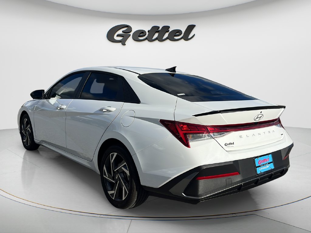 Used 2025 Hyundai Elantra SEL FWD image 7