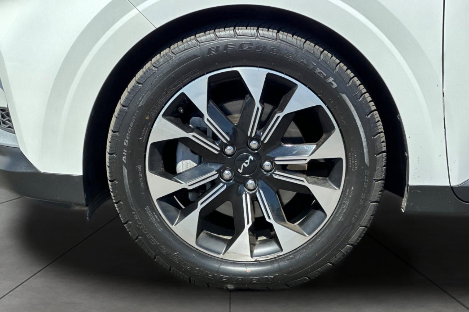 Used 2023 Kia Carnival EX image 33