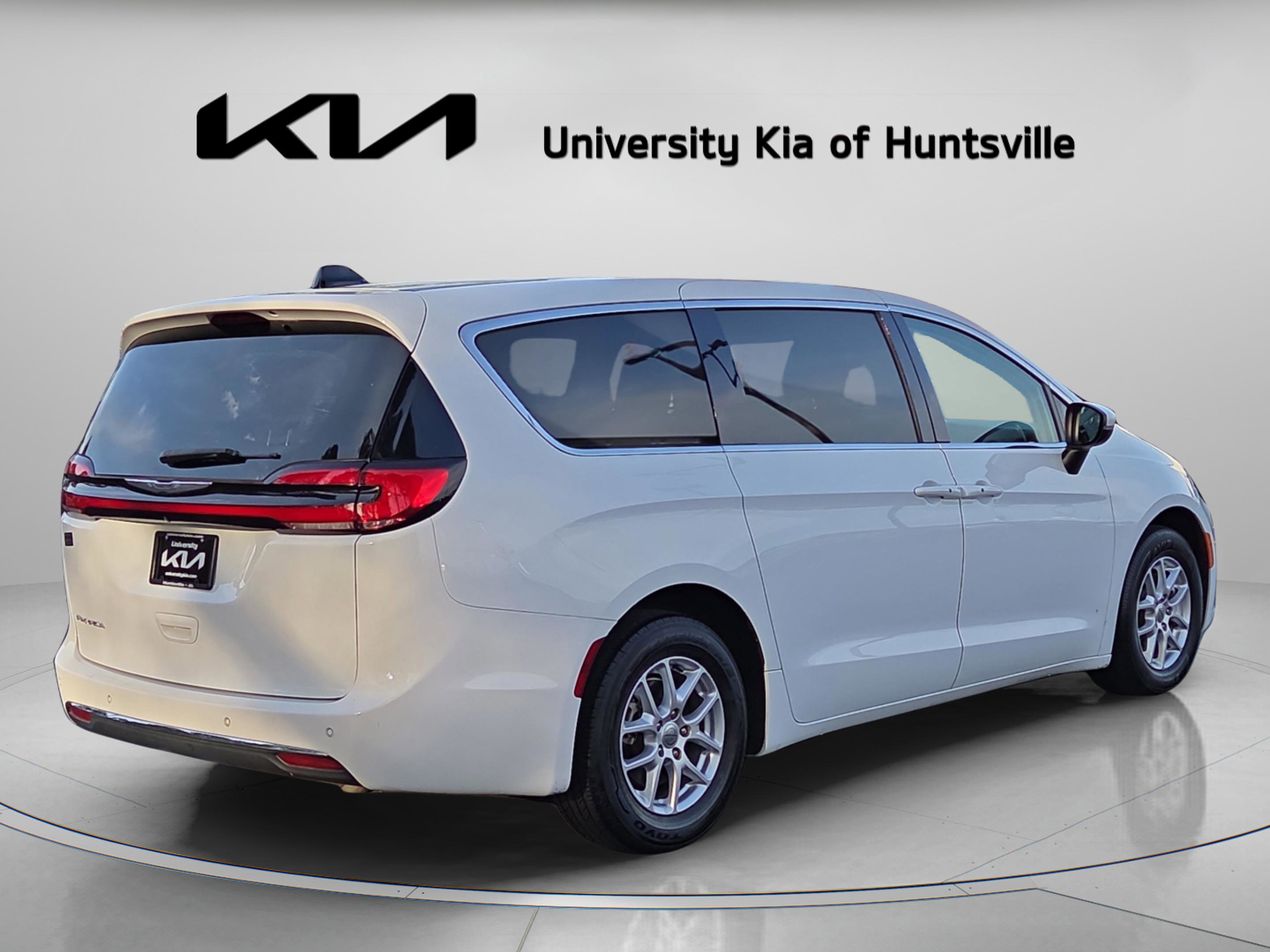 Used 2023 Chrysler Pacifica Touring-L image 7