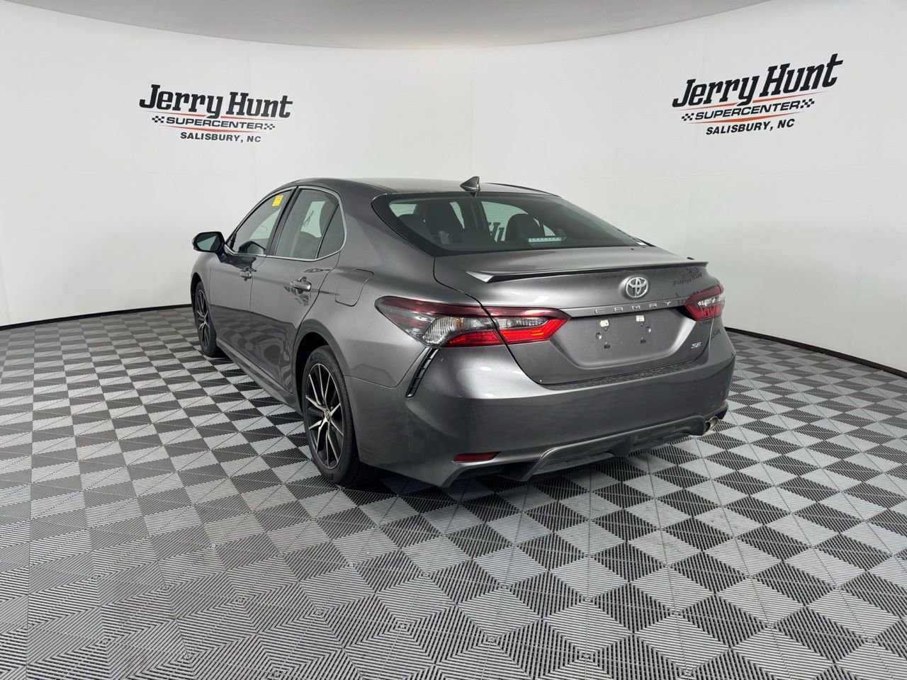 Used 2024 Toyota Camry SE w/ Convenience Package image 10