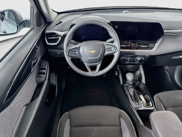 Used 2025 Chevrolet TrailBlazer LT AWD/4WD image 21