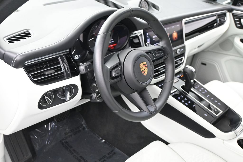 Certified 2024 Porsche Macan AWD/4WD image 5