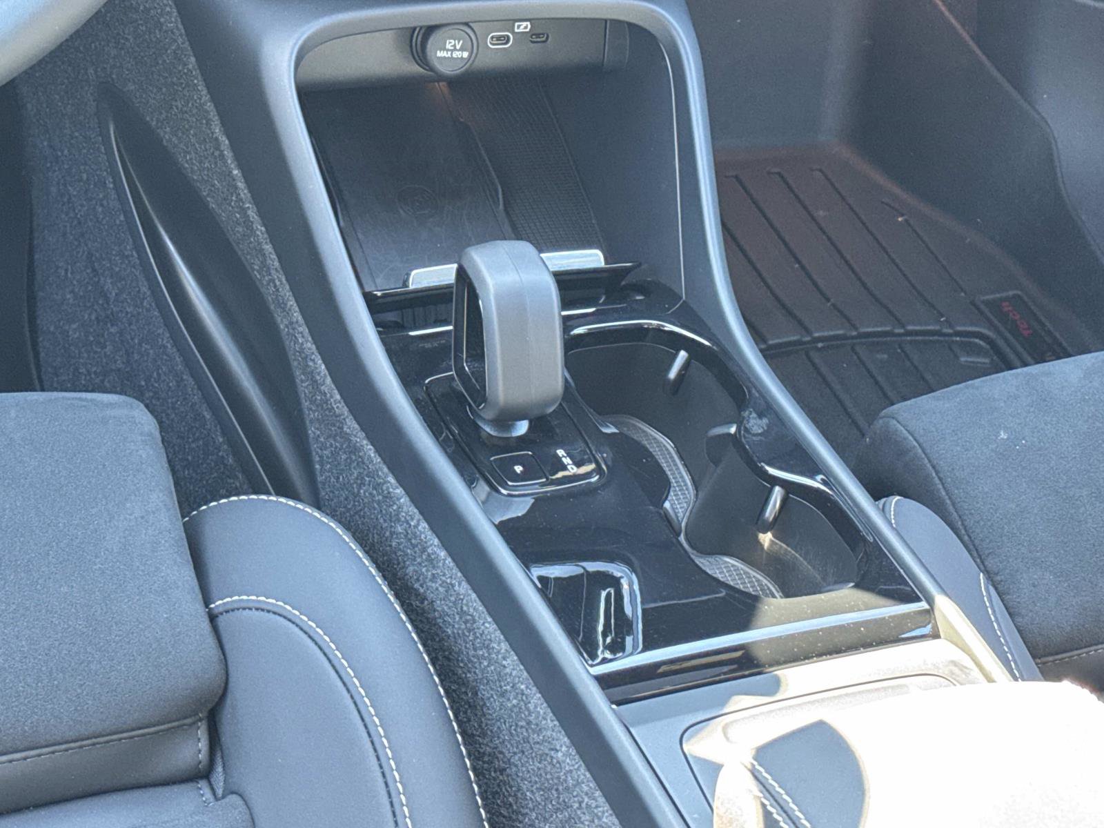 Used 2024 Volvo C40 P8 Recharge Ultimate image 5