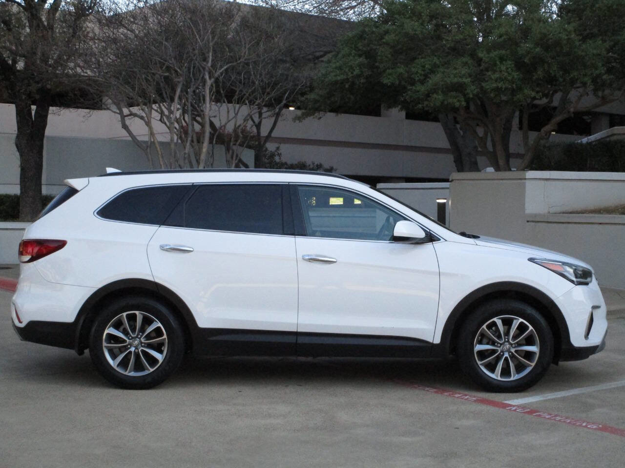 Used 2019 Hyundai Santa Fe XL SE w/ Cargo Package FWD image 3