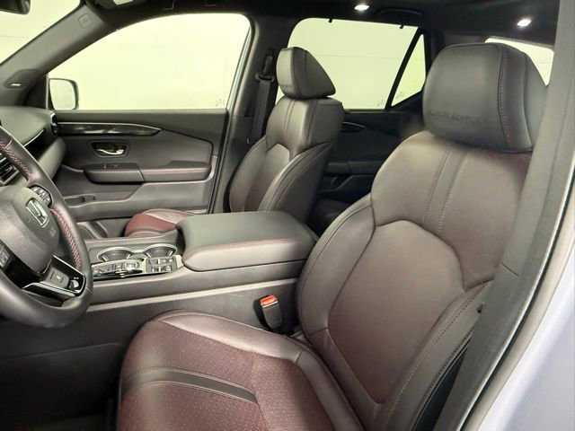 Used 2025 Honda Pilot Black Edition image 32