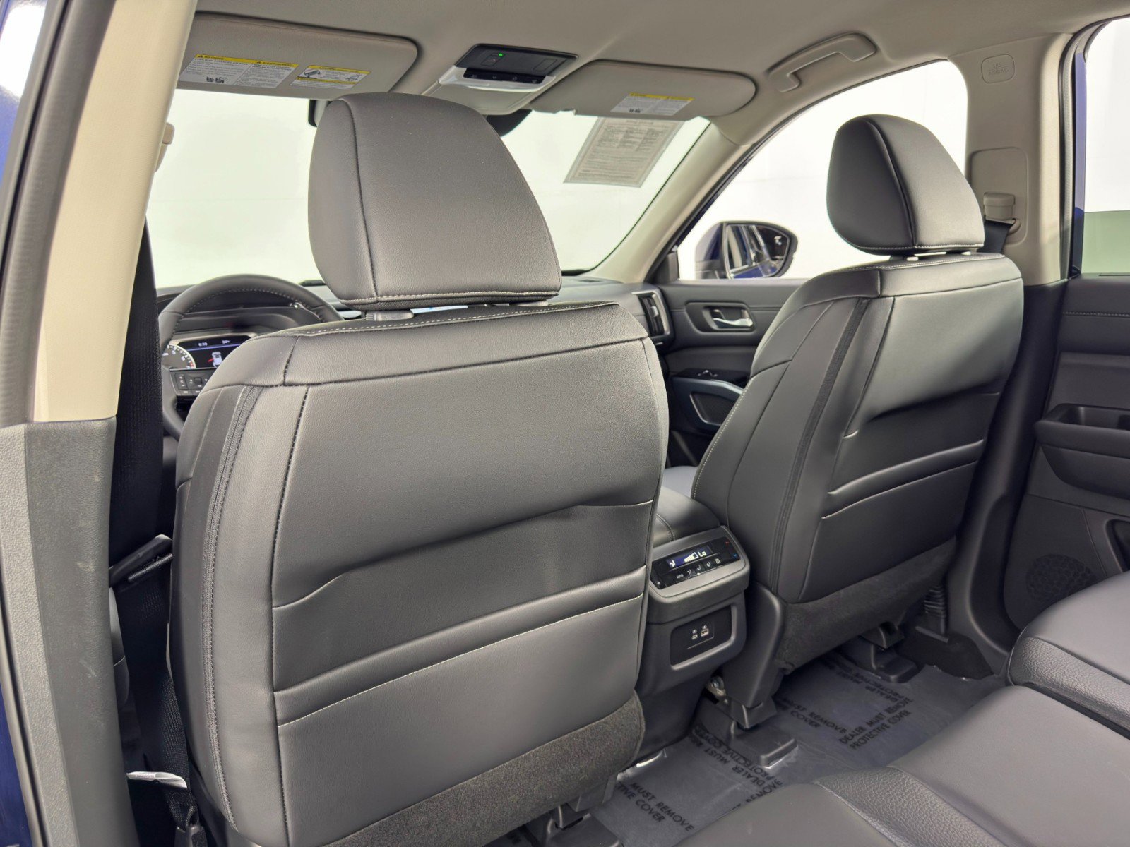 Used 2025 Nissan Pathfinder SL image 32