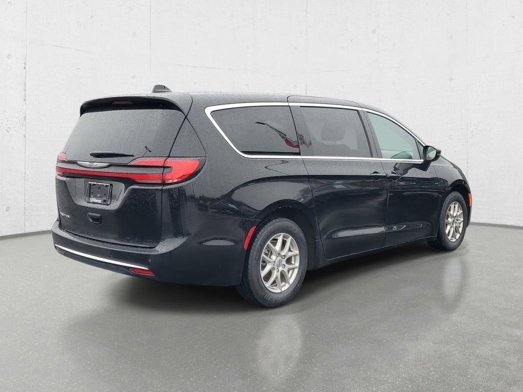 Used 2025 Chrysler Pacifica Select image 7