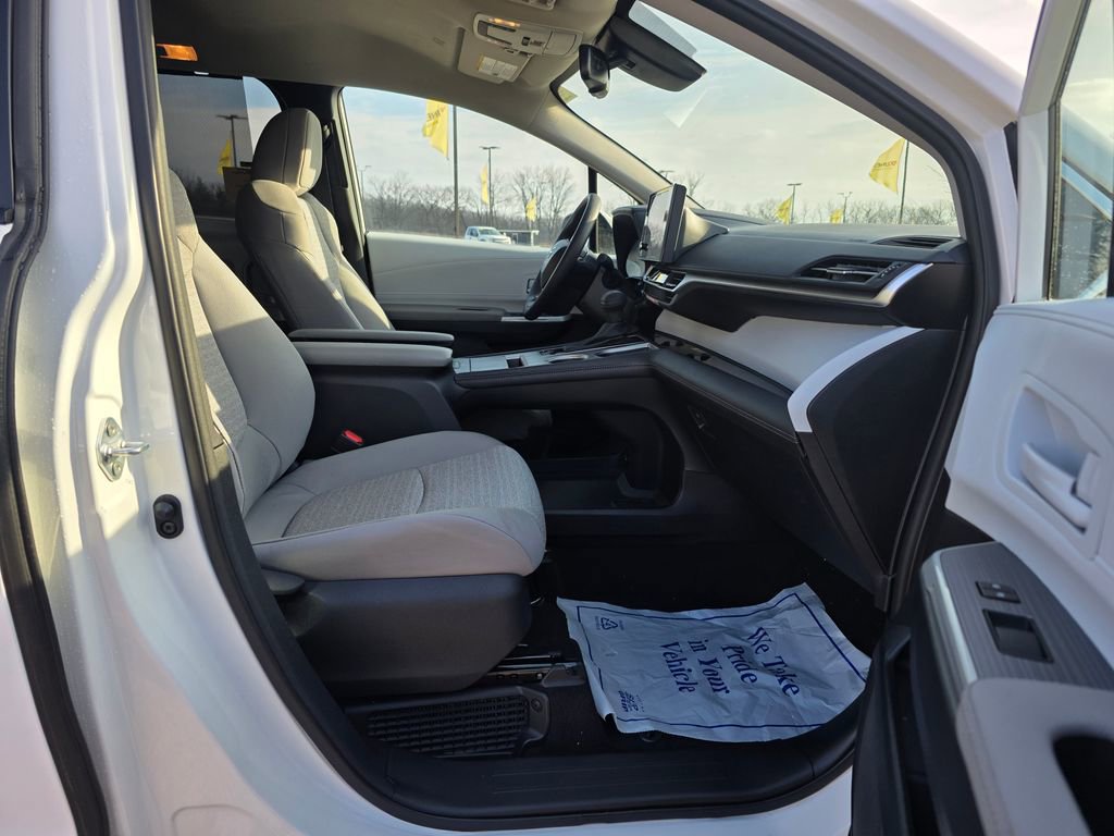 Used 2026 Toyota Sienna LE image 34