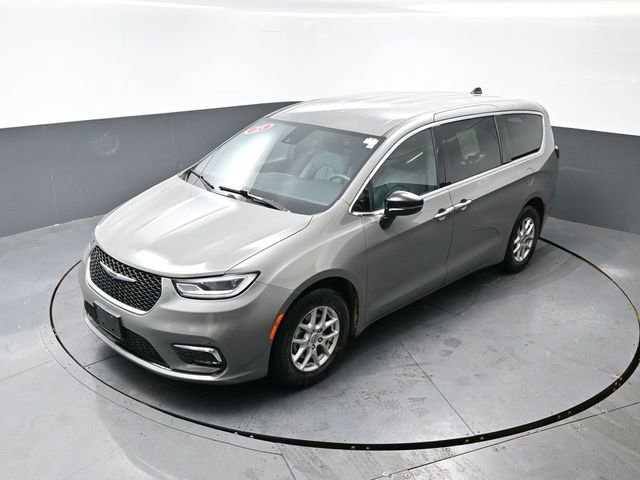 Used 2025 Chrysler Pacifica Select image 41