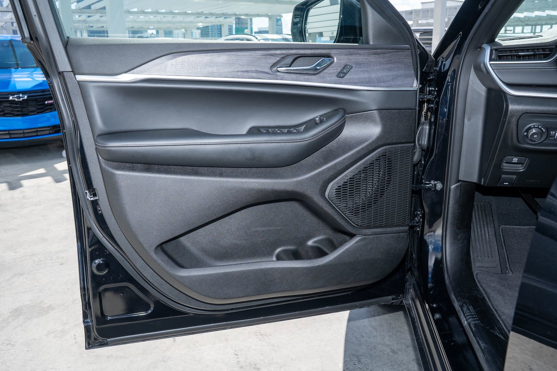 Used 2025 Jeep Grand Cherokee Limited image 12