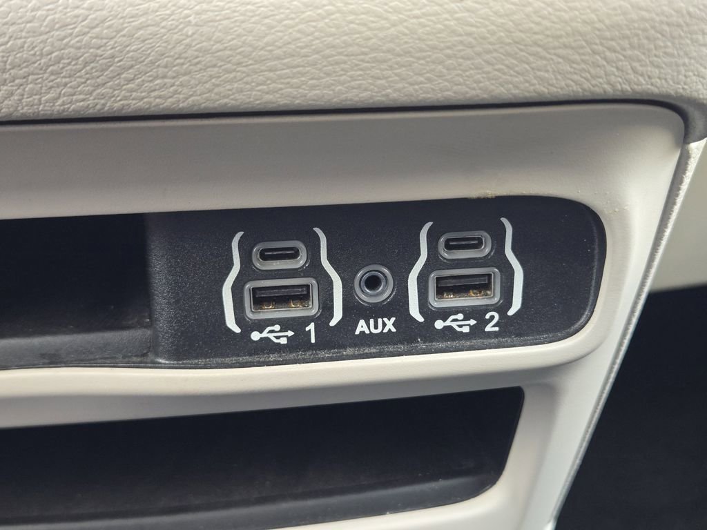 Used 2023 Chrysler Pacifica Touring-L FWD image 29