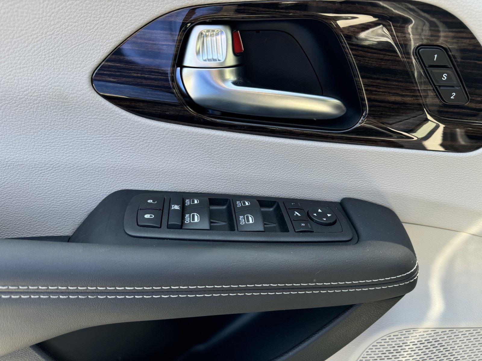 New 2024 Chrysler Pacifica Limited FWD image 16