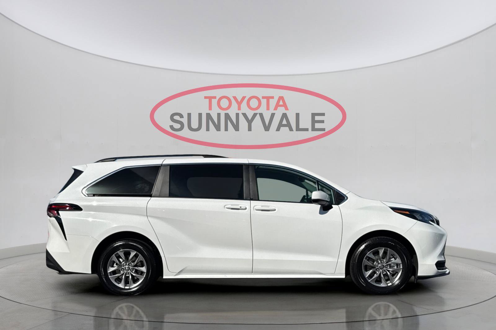 Used 2026 Toyota Sienna LE FWD image 9