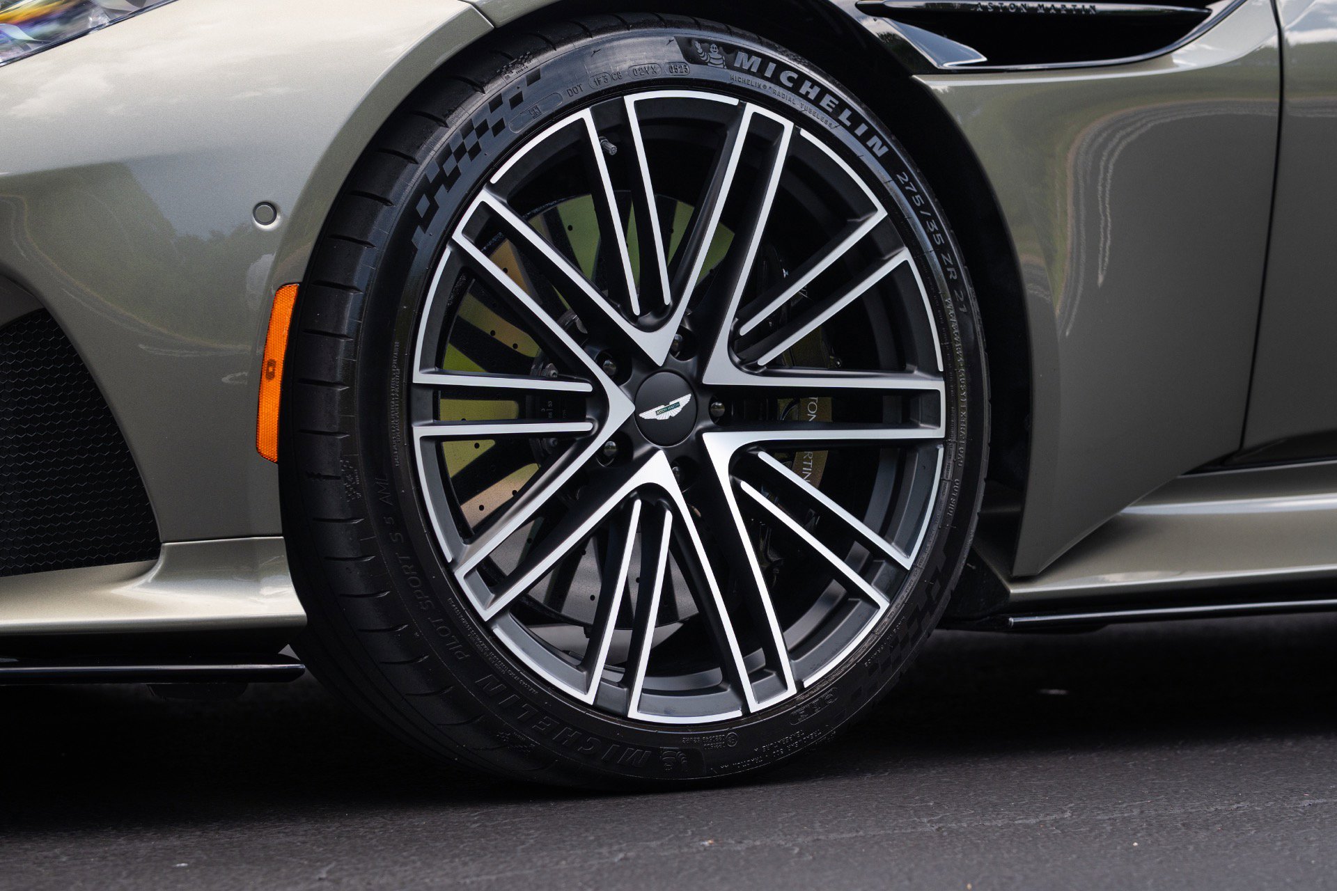 Used 2024 Aston Martin DB12 Convertible RWD image 21