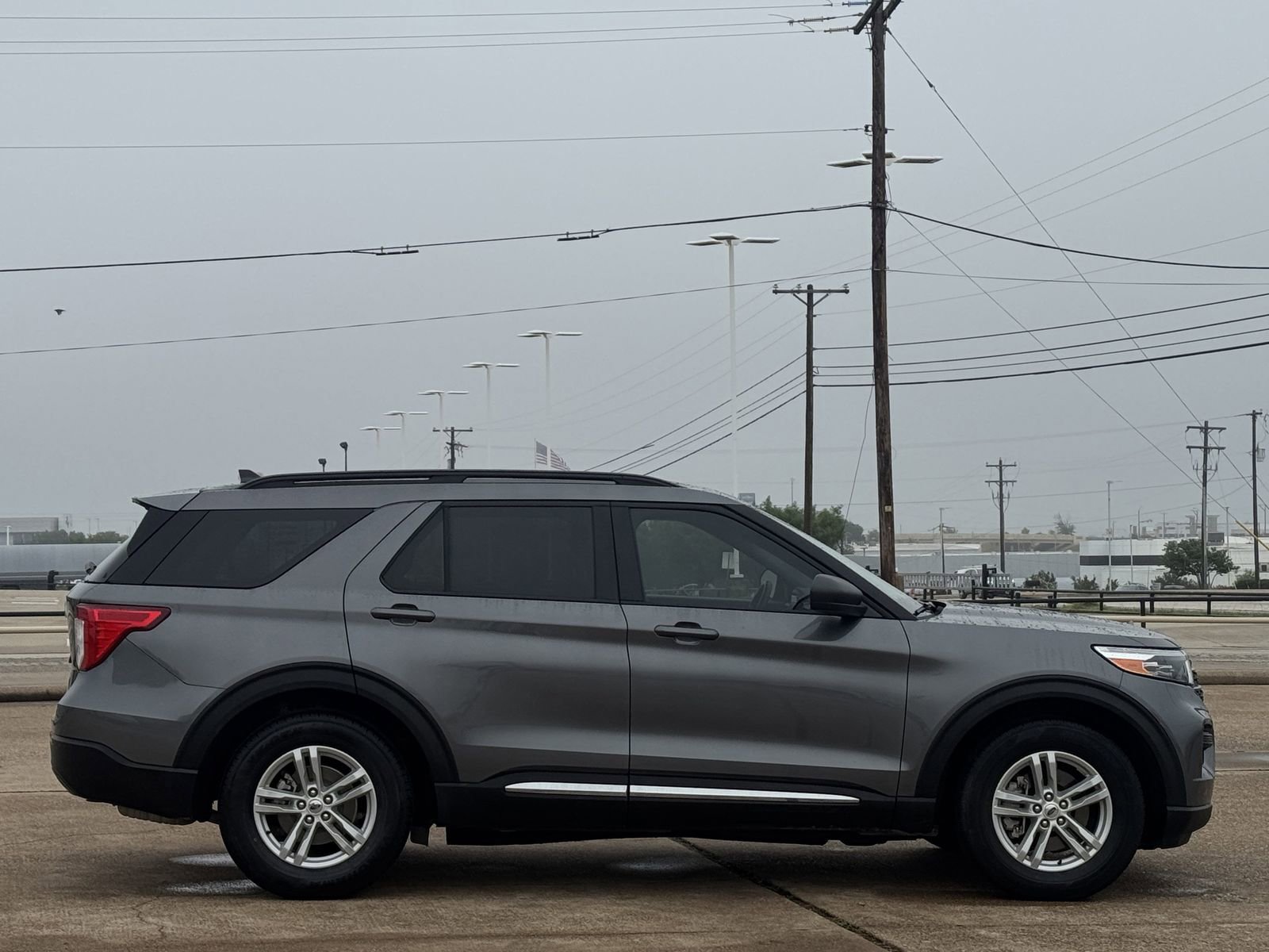 Used 2024 Ford Explorer XLT RWD image 3