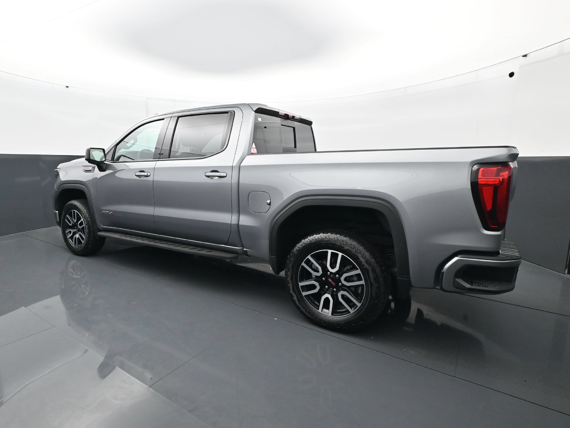Used 2024 GMC Sierra 1500 AT4 w/ Technology Package AWD/4WD image 4