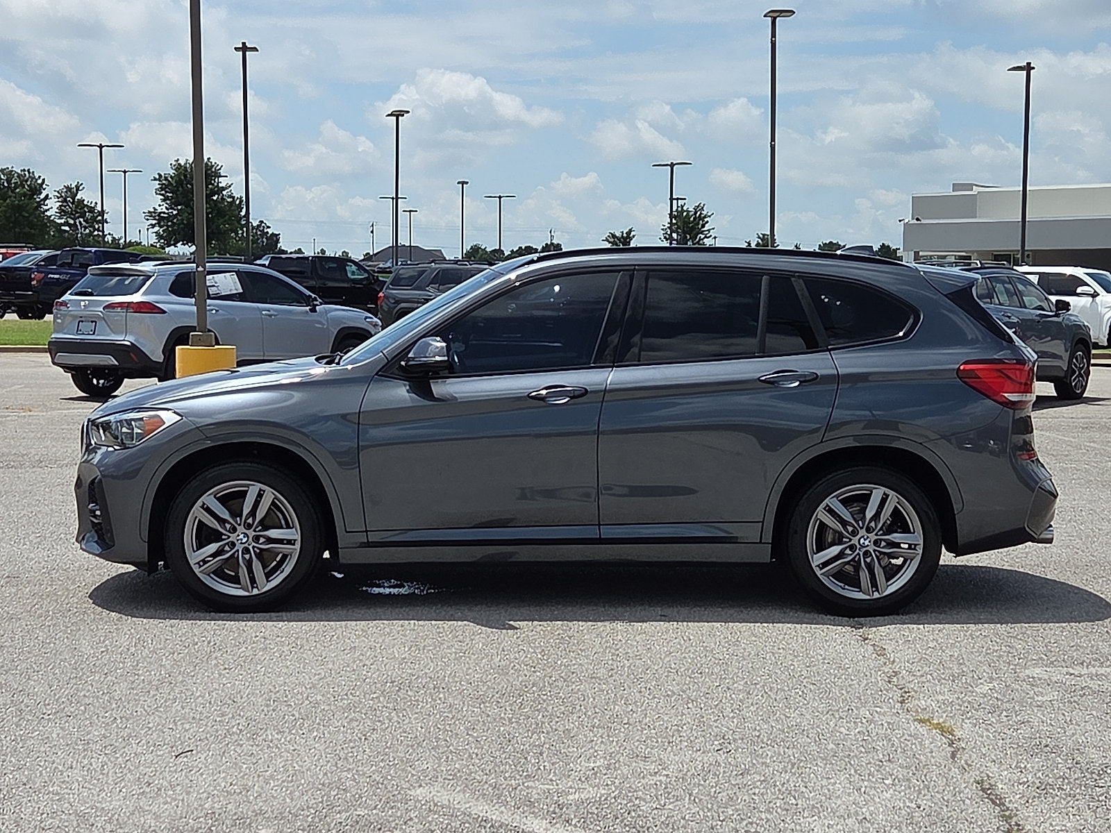 Used 2022 BMW X1 xDrive28i w/ M Sport Package AWD/4WD image 3