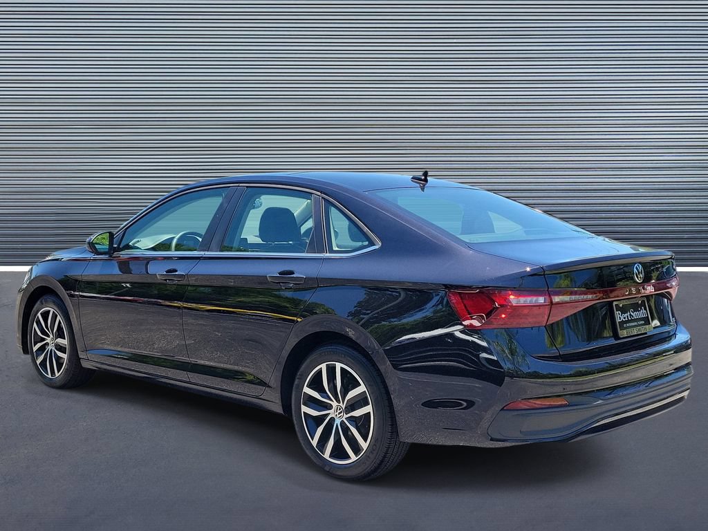 Used 2025 Volkswagen Jetta SE w/ Sunroof Package FWD image 4