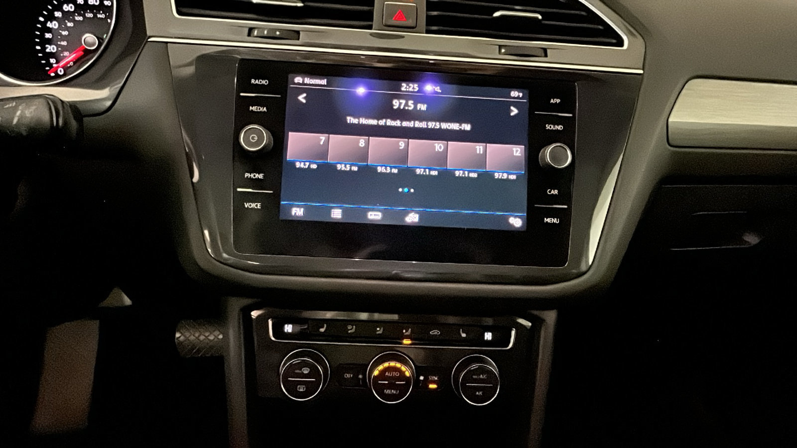 Used 2018 Volkswagen Tiguan SE w/ Panoramic Sunroof Package AWD/4WD image 28