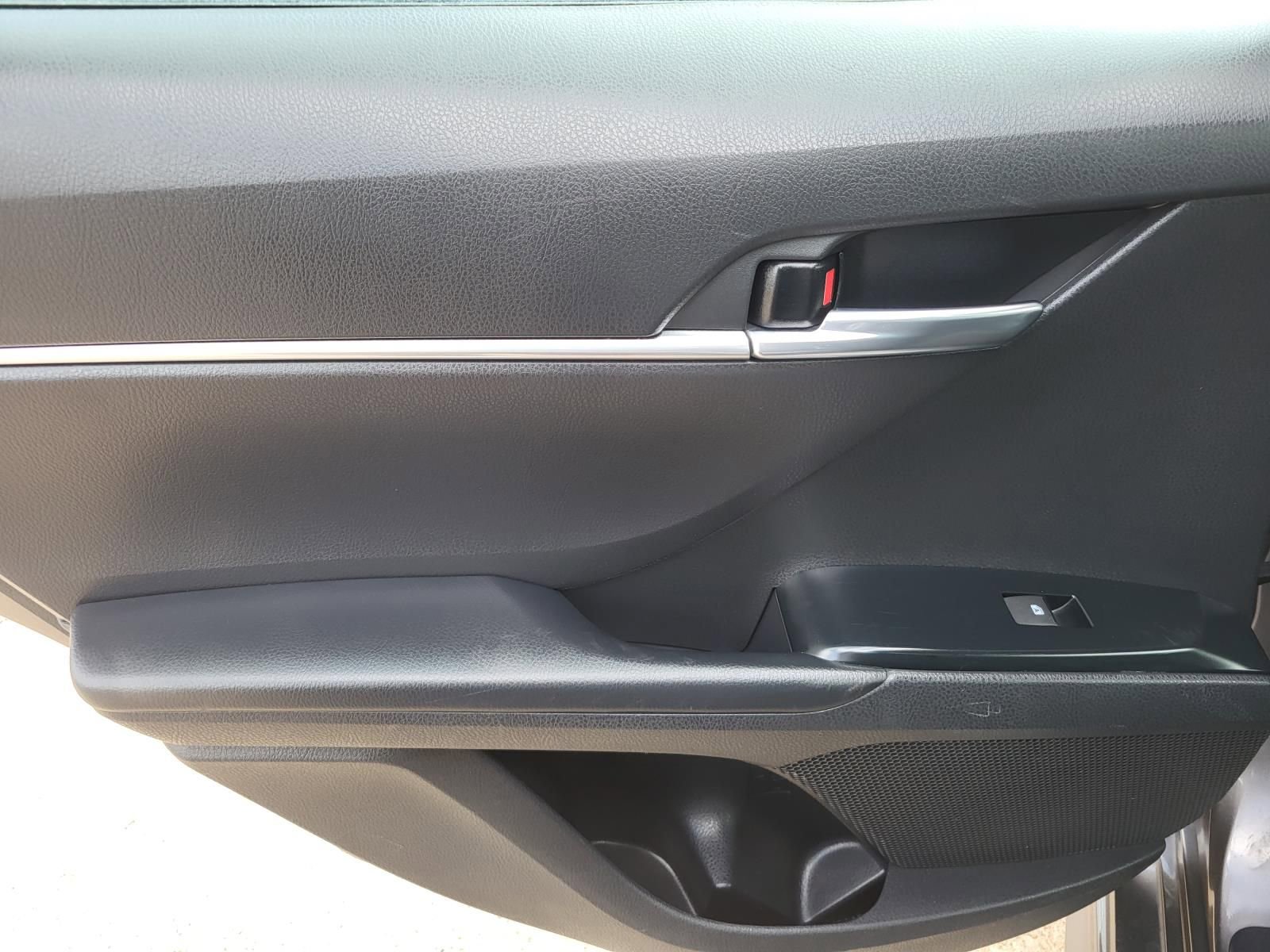 Used 2020 Toyota Camry SE image 10