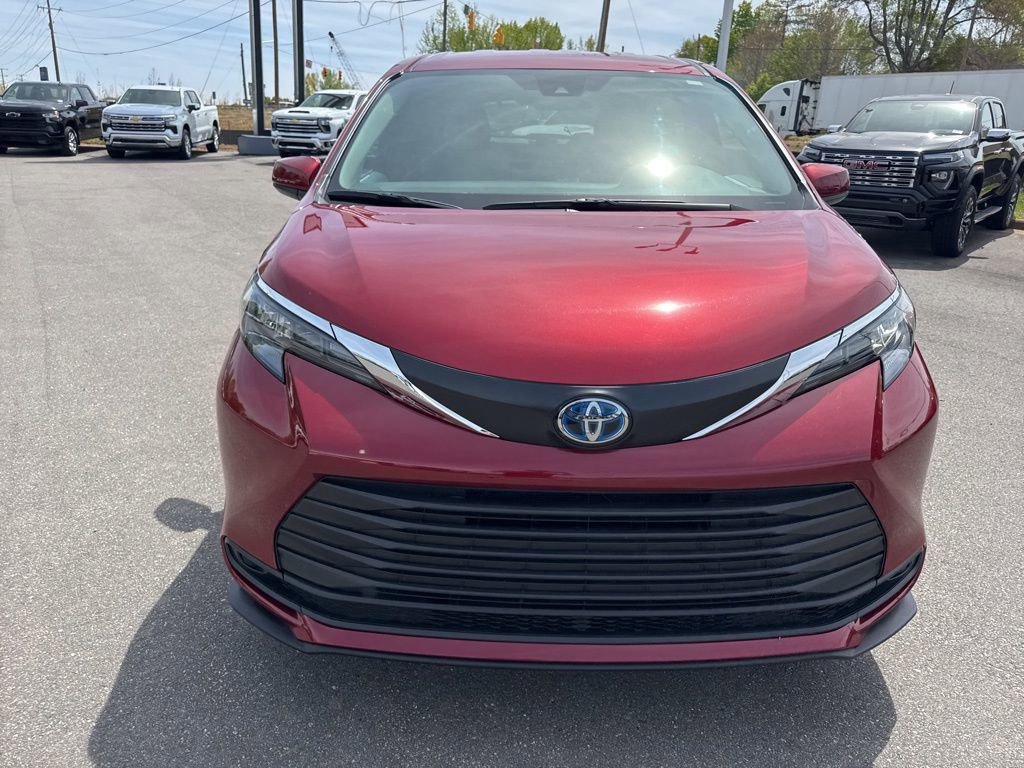 Used 2025 Toyota Sienna LE FWD image 8