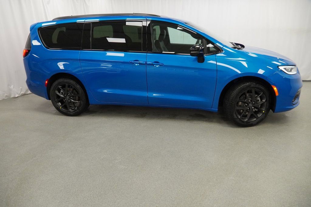 New 2026 Chrysler Pacifica Select w/ S Appearance Package image 9