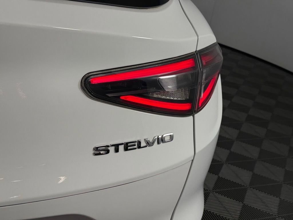 Used 2024 Alfa Romeo Stelvio Veloce image 11