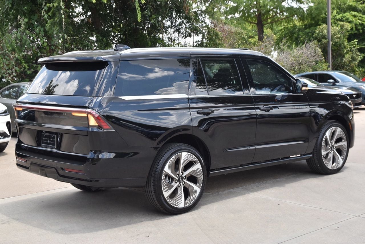 New 2026 Lincoln Navigator Black Label AWD/4WD image 6