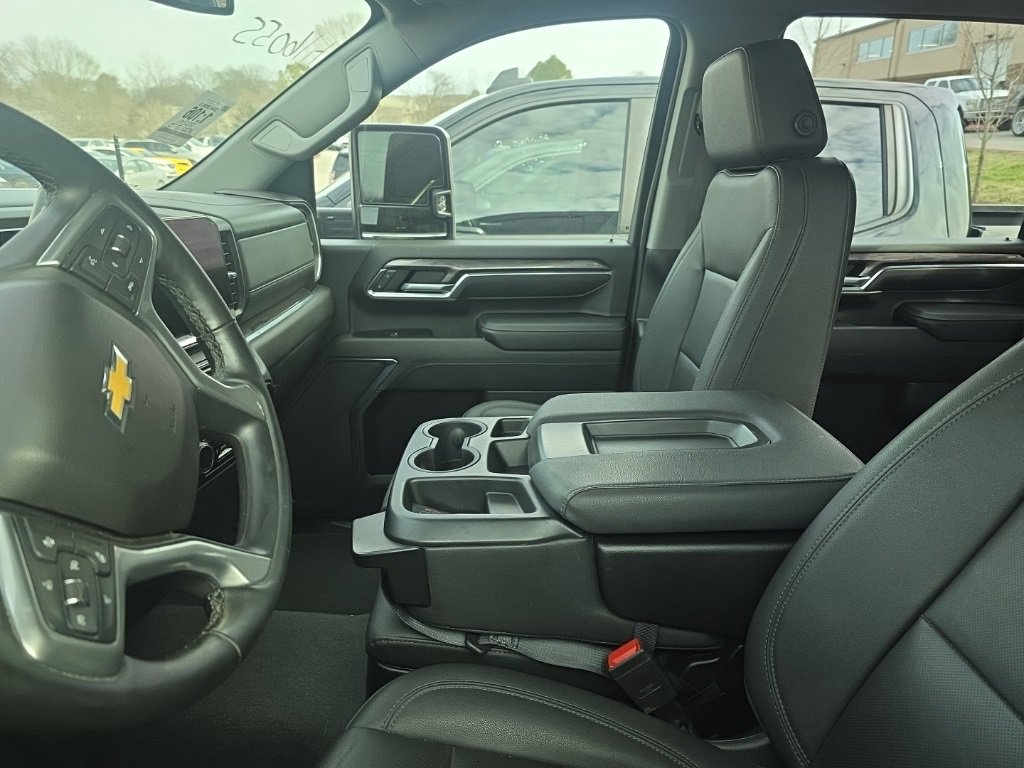 Used 2024 Chevrolet Silverado 2500 LTZ image 2