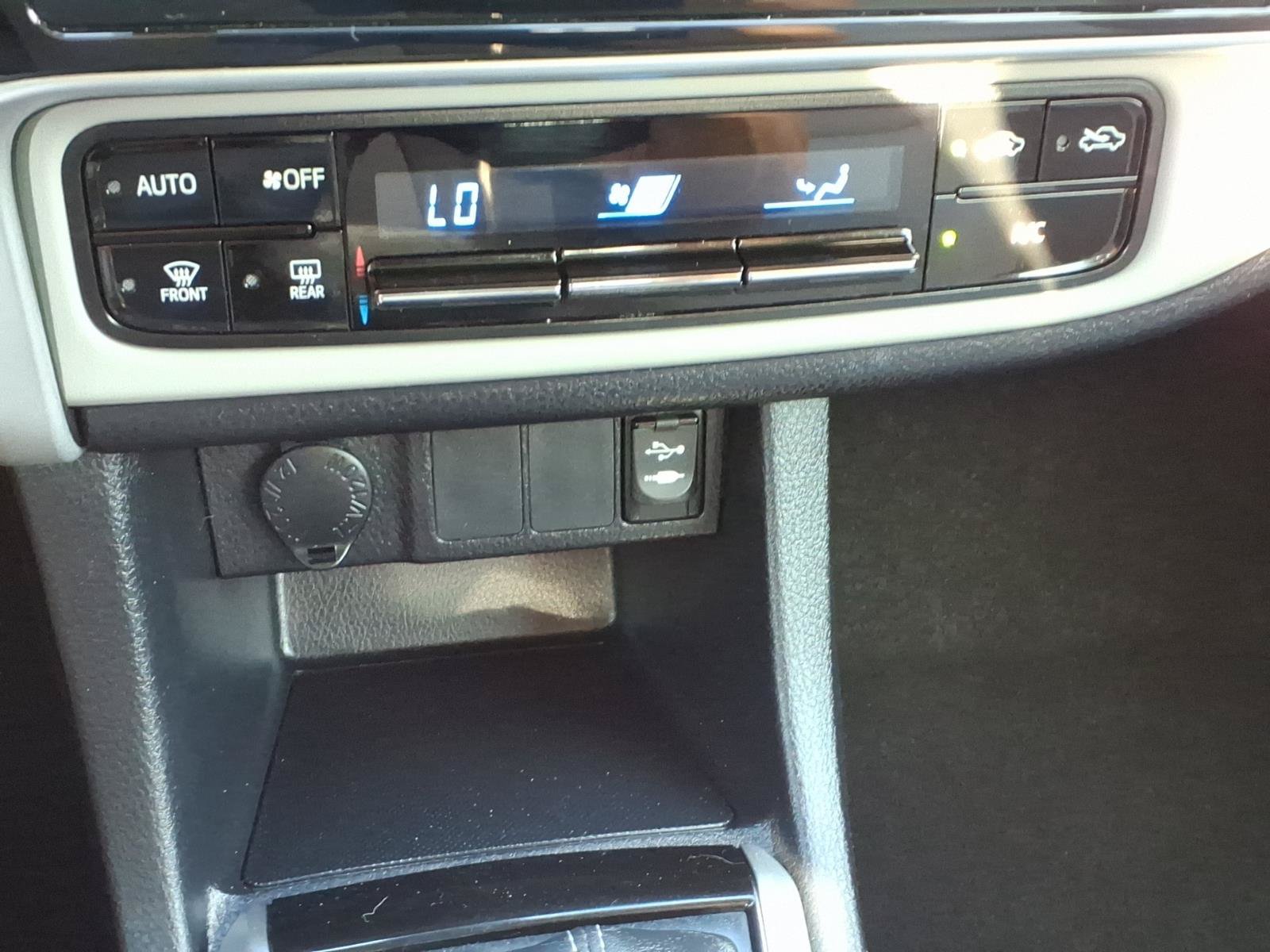 Used 2018 Toyota Corolla LE w/ Carpet Mat Package (TMS) FWD image 18