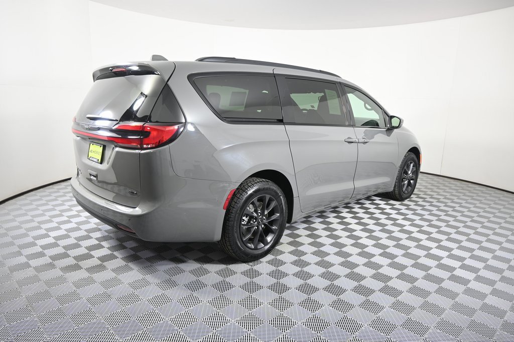 Used 2022 Chrysler Pacifica Touring-L w/ S Appearance Package image 6