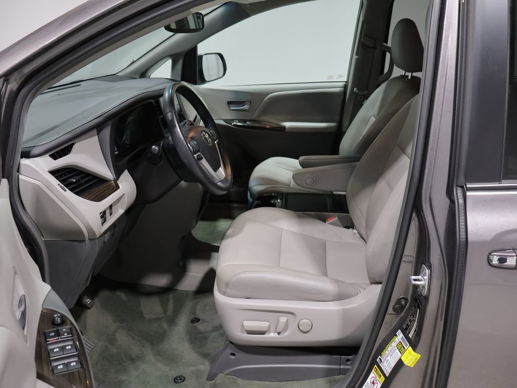 Used 2017 Toyota Sienna XLE image 10